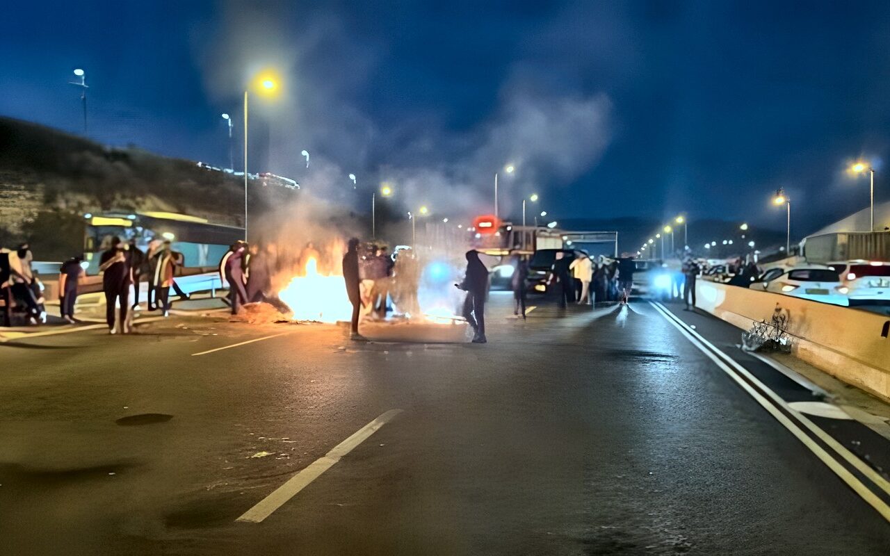 إسرائيل على صفيح ساخن.. الدروز يشعلون النيران ويغلقون الطرق احتجاجًا على طــ.عن شاب في يافا