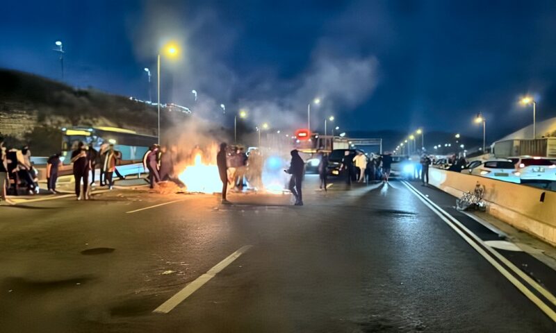 إسرائيل على صفيح ساخن.. الدروز يشعلون النيران ويغلقون الطرق احتجاجًا على طــ.عن شاب في يافا