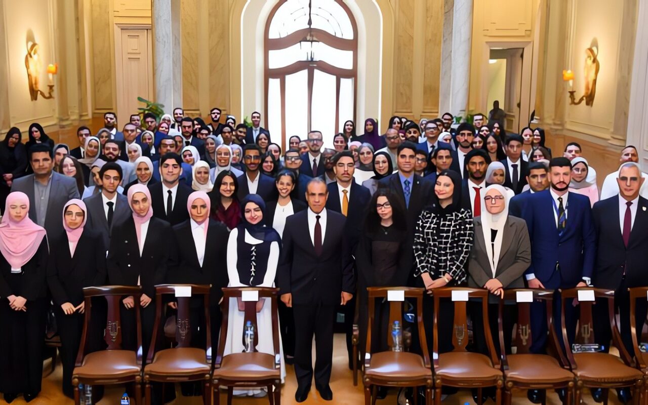 وزير الخارجية يلتقي أوائل الجامعات المصرية ويعلن تنظيم نماذج محاكاة للأزمات الدولية