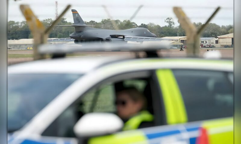 بريطانيا تفرج بكفالة عن رجلين اعتقلا في قاعدة جوية تستخدمها أميركا