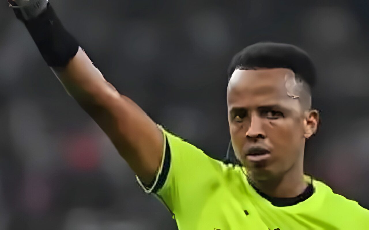 افتكاسات.. محمد عادل يكشف موانع تهدد ضم الصومالي عمر آرتان لحكام الدوري