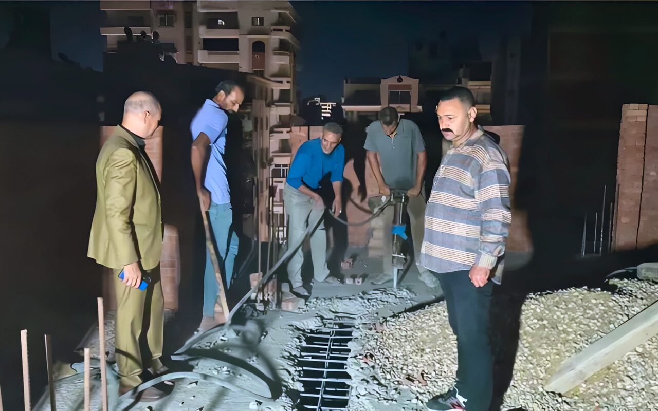 رئيس حي غرب المنصورة يتابع ميدانيًا أعمال إزالة سقف بالدور السابع العلوي لعقار مخالف