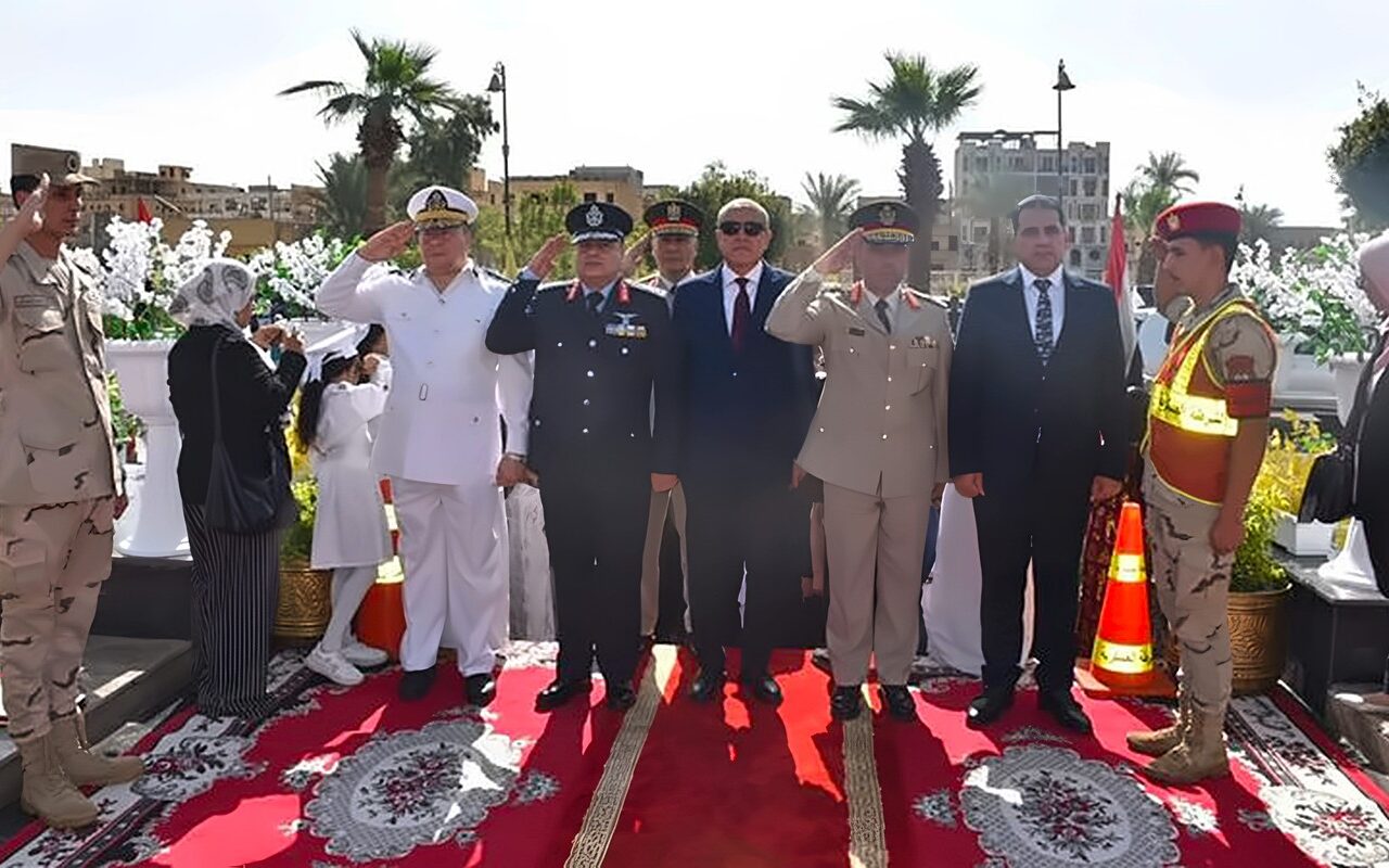 في ذكرى انتصارات أكتوبر، محافظ الأقصر يضع إكليل الزهور على نصب الجندي المجهول (فيديو وصور)