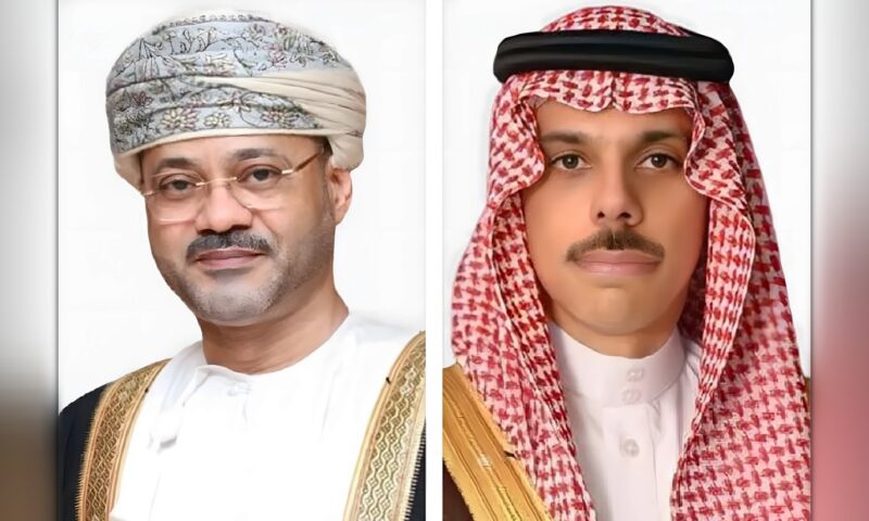 وزيرا الخارجية السعودي والعماني يبحثان التطورات الإقليمية