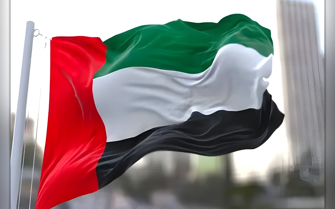 الإمارات تعلن إنقاذ 22 شخصاً إثر حريق في ناقلة نفط بالخليج العربي