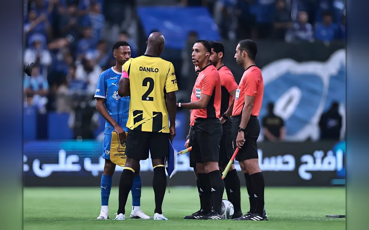 خبراء التحكيم يحسمون جدل «الكلاسيكو»: خالد الطريس أصاب في القرارات المؤثرة