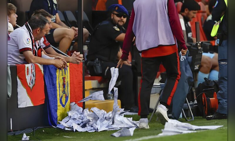 طائرات ورقية احتجاجاً على رئيس نادي رايو فايكانو توقف مباراته مع أتلتيك بلباو