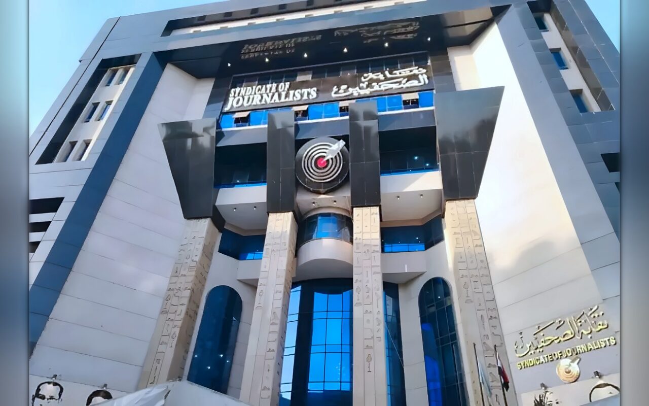 نقيب الصحافيين المصريين يتمسك بالدفاع عن موقوفي «متصدقش»… ويعوّل على القضاء