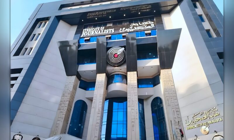 نقيب الصحافيين المصريين يتمسك بالدفاع عن موقوفي «متصدقش»… ويعوّل على القضاء