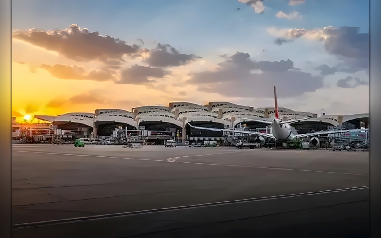 استهداف مطارات السعودية… جرائم حرب تخرق القانون الدولي الإنساني