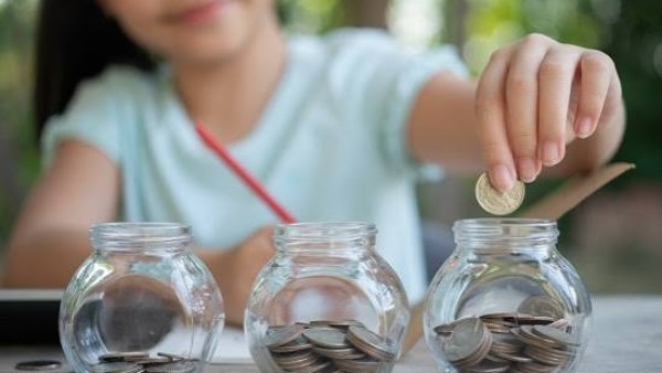 من كشكول الطفل إلى مصروفه.. طارق إلياس يكشف سر تعليم الإدخار