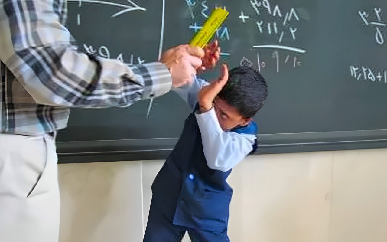 عضو المحامين العرب تفجر مفاجأة بشأن ضرب المدرسين للطلاب.. متى تصل العقوبة إلى 3 سنوات حبس؟