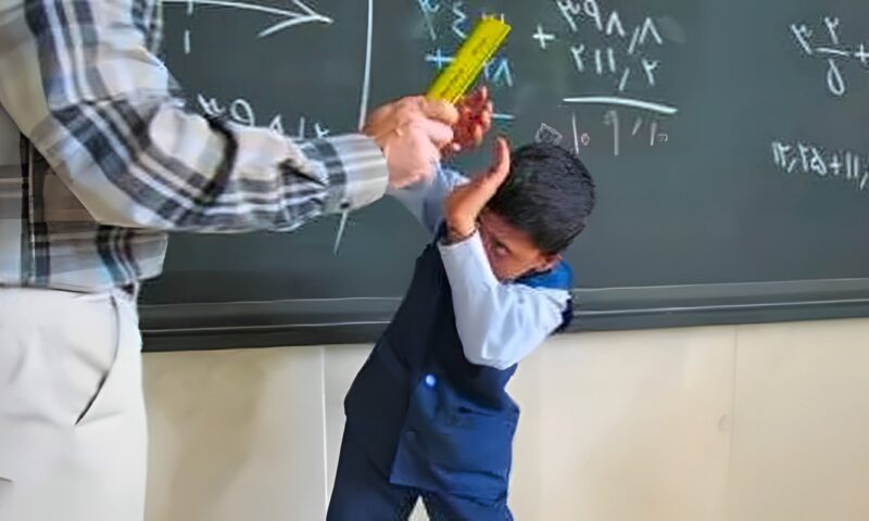عضو المحامين العرب تفجر مفاجأة بشأن ضرب المدرسين للطلاب.. متى تصل العقوبة إلى 3 سنوات حبس؟