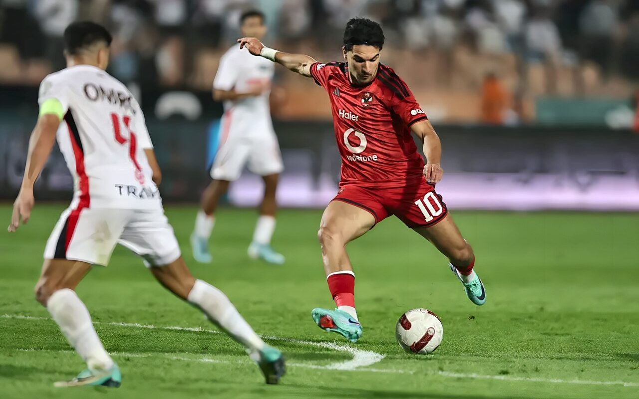 الأهلي يحسم «ديربي القاهرة» بثنائية… ويتصدر «مؤقتاً»