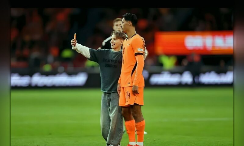 منع فتى هولندي من دخول الملاعب 5 سنوات بسبب «سيلفي» مع لاعب القادسية رايندرز