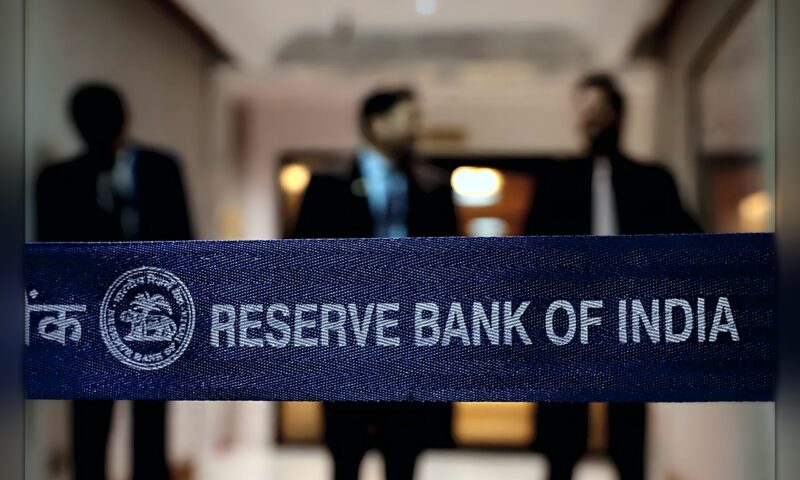 الروبية الهندية تقفز1 % في بداية الأسبوع بدعم من إجراءات «المركزي»