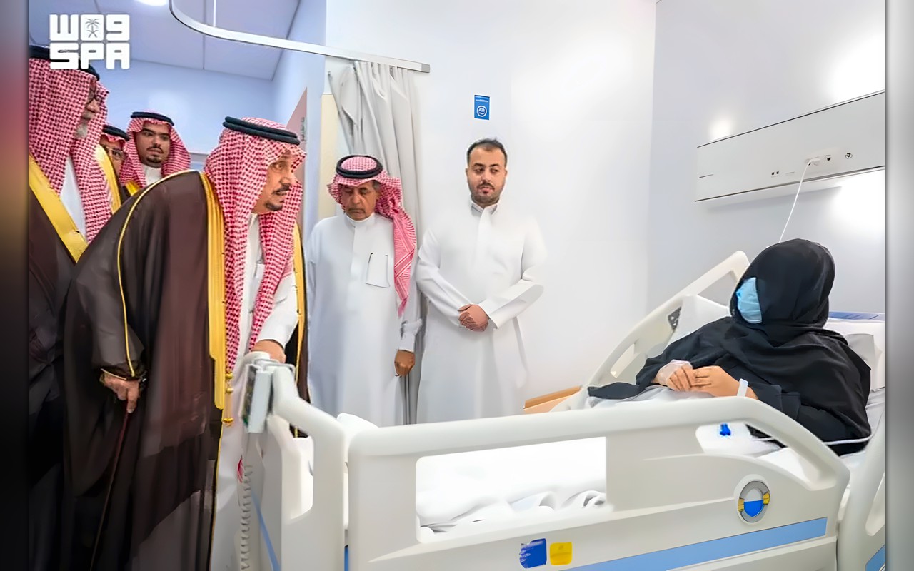 أمير الرياض لمصابي عدوان الحوثيين: القيادة معكم قلباً وقالباً