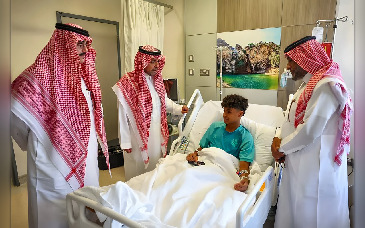 رئيس الفيحاء يطمئن على السفري بعد إصابته في الهجوم «الإرهابي الحوثي»