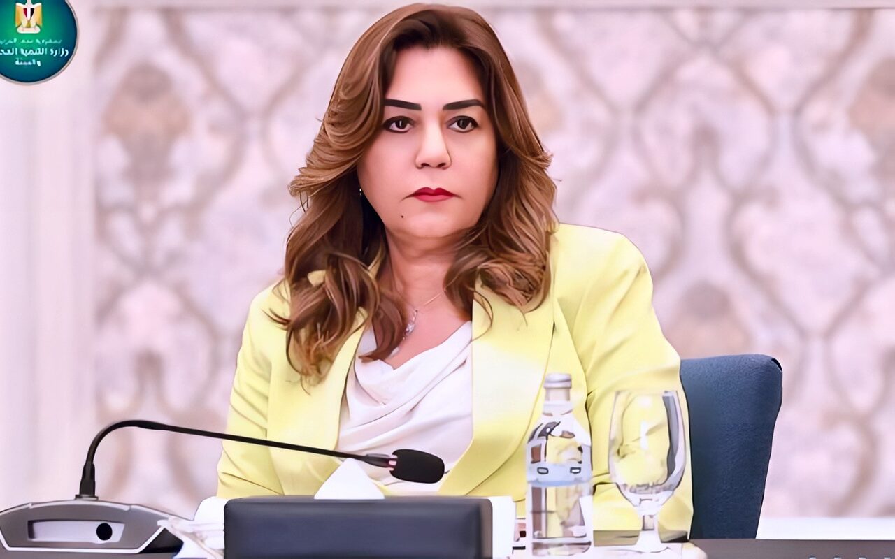 منال عوض: خفض الانبعاثات الكربونية بنسبة 30% وتشغيل أكثر من 700 أتوبيس بالغاز الطبيعي