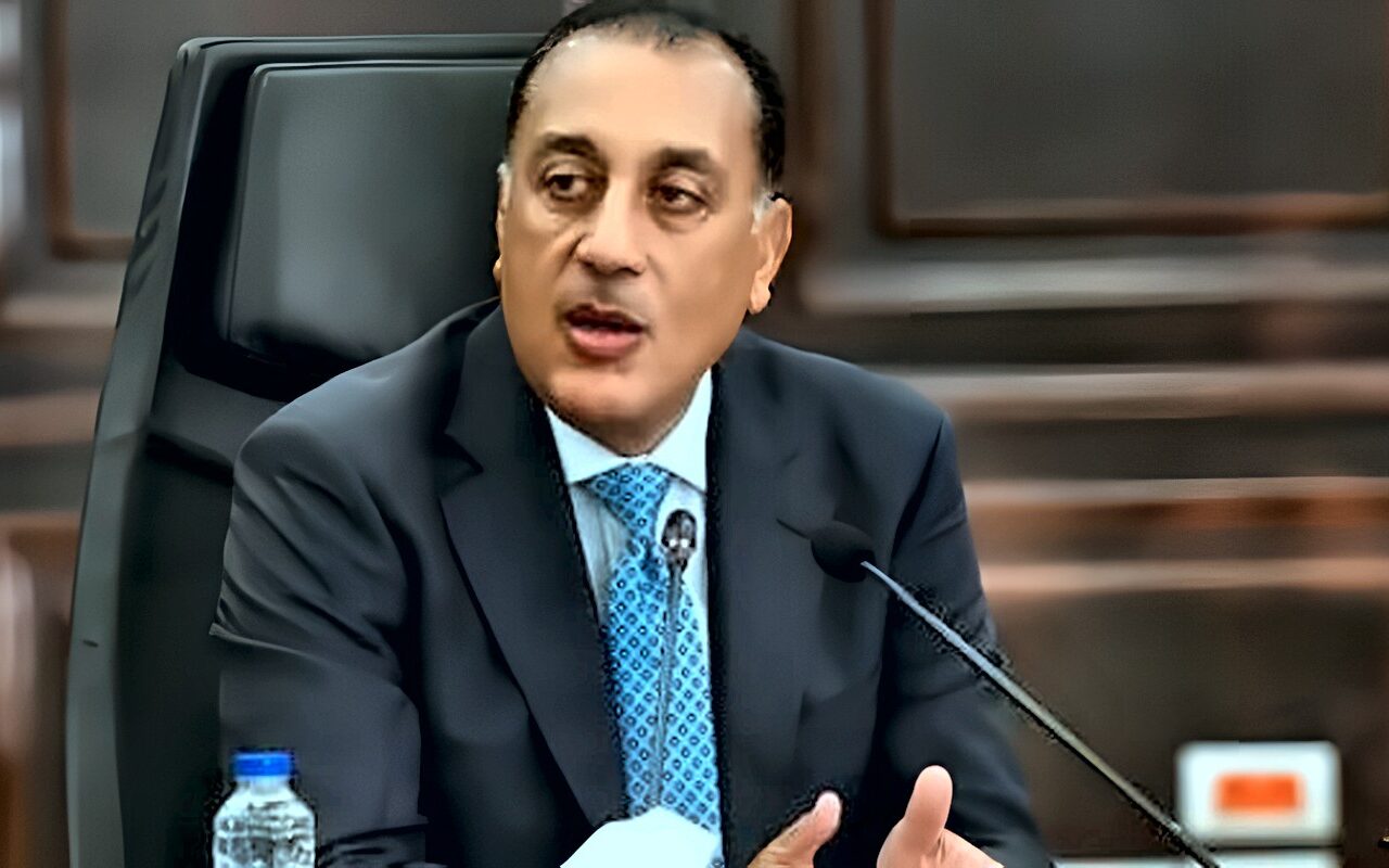 رئيس الوزراء يشهد توقيع عقود شراء شركة عقارية لقطعة أرض بمساحة 415 فدانا