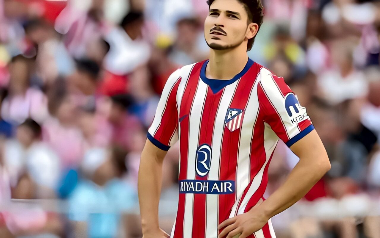 ألفاريز يعتذر لجماهير أتلتيكو مدريد عن تصريحاته بشأن برشلونة