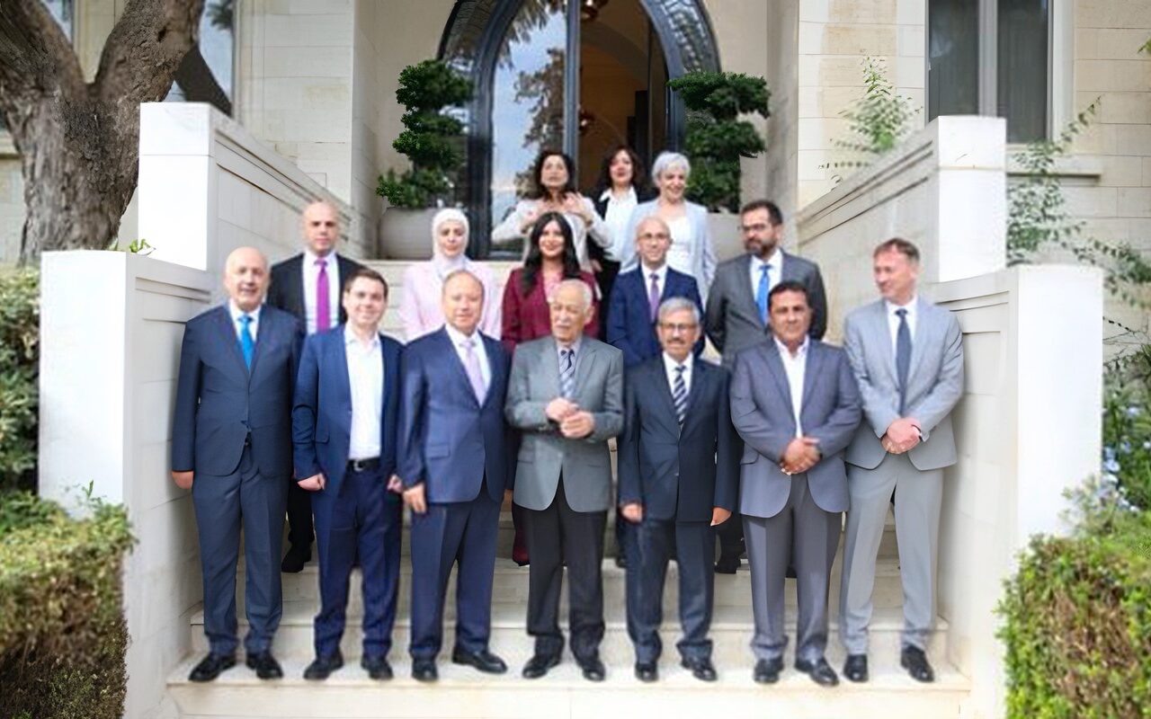 رئيس الديوان الملكي الهاشمي يستقبل فريقا طبيا أعاد زراعة قدم مواطن مصري بعد بترها في حادث بحري
