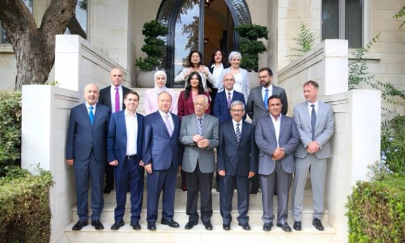 رئيس الديوان الملكي الهاشمي يستقبل فريقا طبيا أعاد زراعة قدم مواطن مصري بعد بترها في حادث بحري