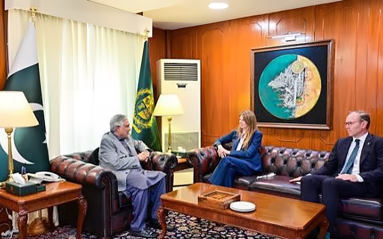 باكستان والمملكة المتحدة تبحثان تطورات الشرق الأوسط وتؤكدان أهمية الدبلوماسية