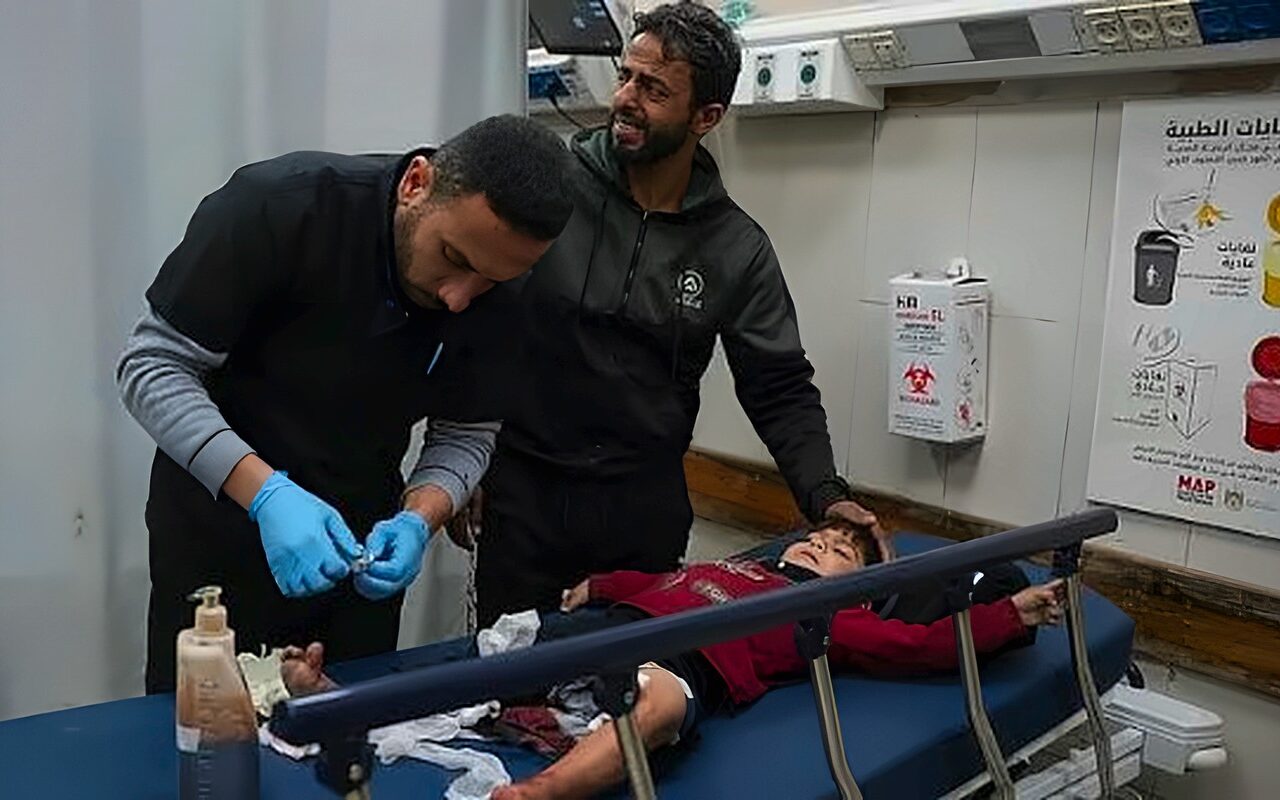 مصادر طبية بغزة : تدمير 52% من الأجهزة المخبرية في القطاع يهدد بتوقف خدمات التشخيص