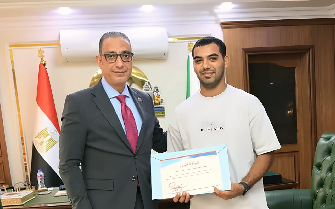 محافظ الجيزة يكرم مواطنًا أنقذ طفلًا عقب سقوطه من الطابق الثالث بأرض اللواء