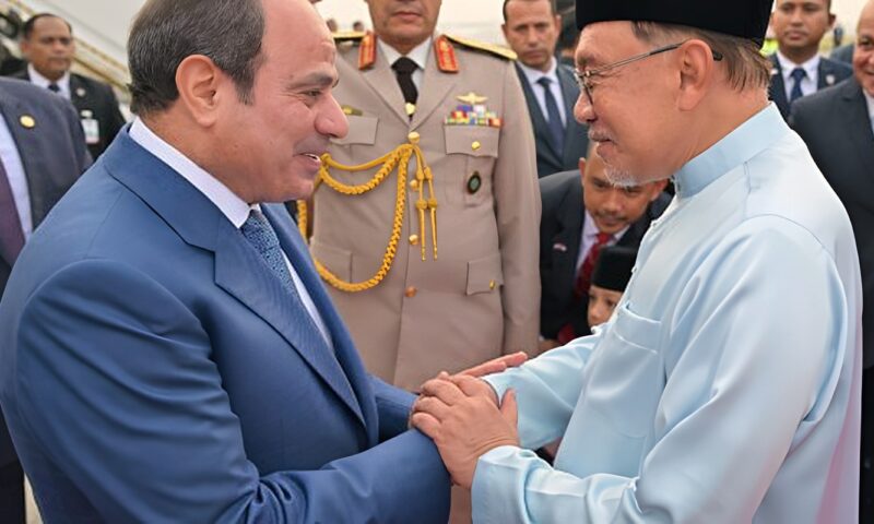 رئيس وزراء ماليزيا يرحب بالرئيس السيسي.. والخارجية الماليزية تبرز تطور العلاقات بين البلدين