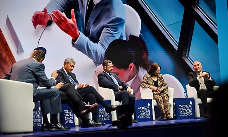 شريف فتحي: مصر تمتلك مقومات سياحية تؤهلها لاستقبال أضعاف أعداد السائحين الوافدين إليها