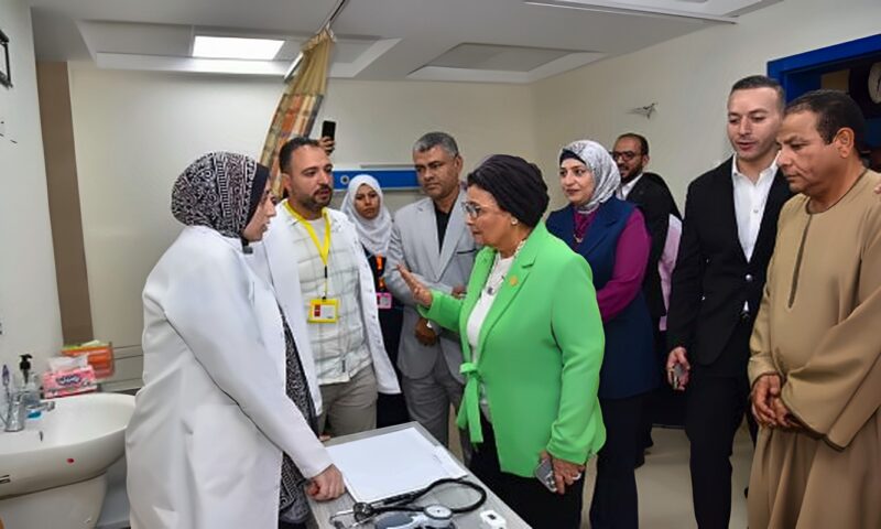 نائب وزير الصحة تجري جولة ميدانية بالمنيا لمتابعة تطوير خدمات صحة الأم والطفل وتنفيذ حملة «هنتغير علشان ولادنا»