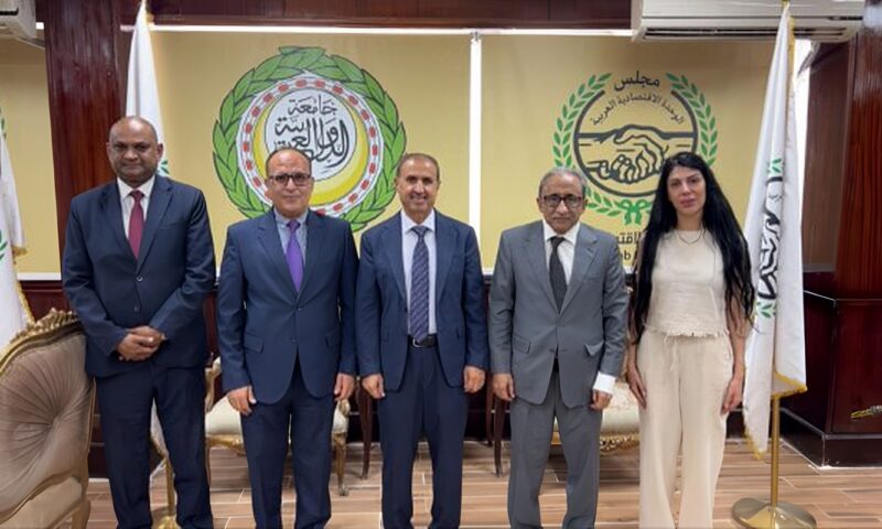 مجلس الوحدة الاقتصادية يبحث مع مندوب اليمن بالجامعة العربية ملفات العمل المشترك