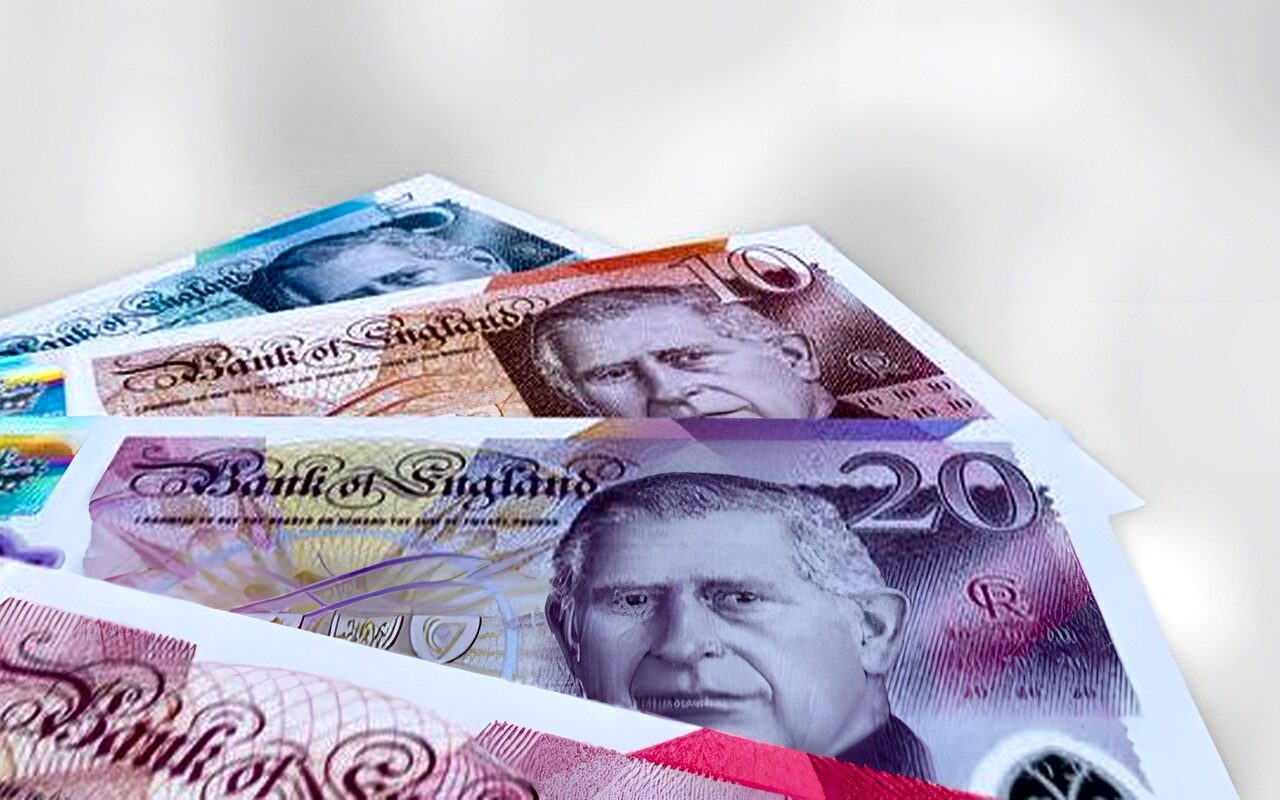 “الإسترليني” قرب أعلى مستوى في 16 شهراً أمام اليورو .. وترقب للموازنة البريطانية