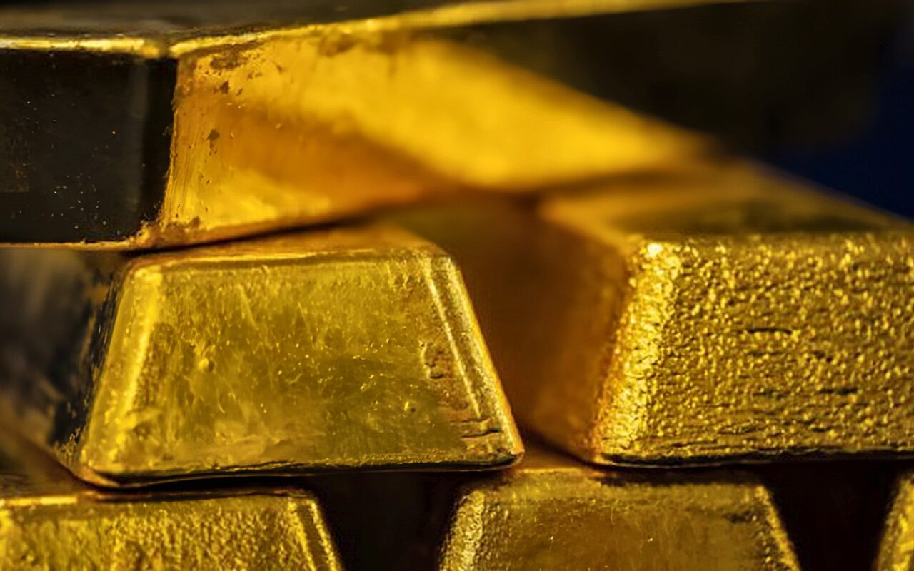 الذهب يتعافى مع تراجع الدولار.. ومخاوف التضخم ورفع الفائدة تحد من المكاسب