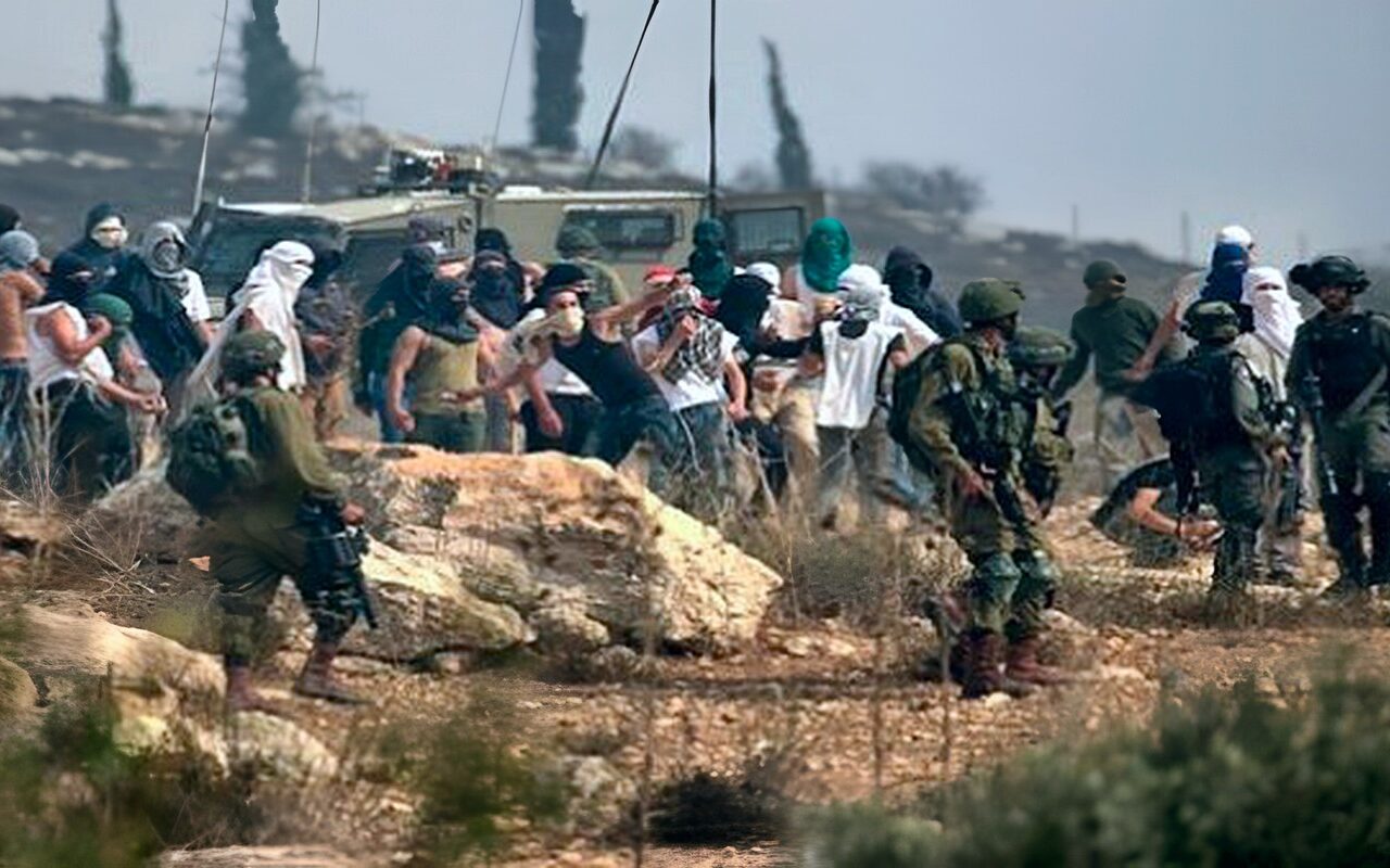 إصابة عدد من المزارعين الفلسطينيين باعتداءات المستوطنين عليهم أثناء قطف ثمار الزيتون بالضفة الغربية