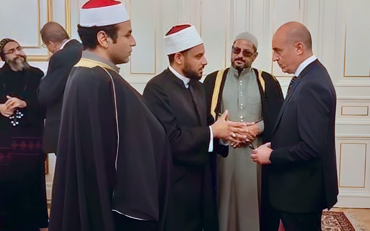 سفير مصر بأثينا يعقد لقاءً مع عدد من ممثلي الجالية باليونان