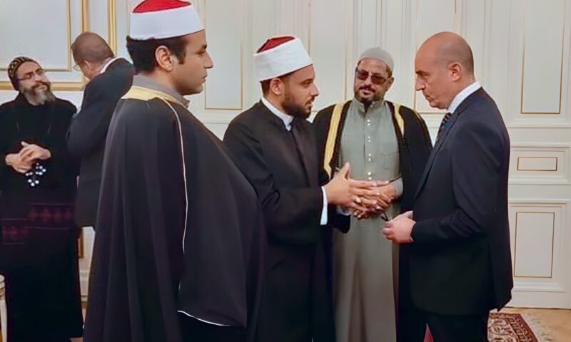 سفير مصر بأثينا يعقد لقاءً مع عدد من ممثلي الجالية باليونان