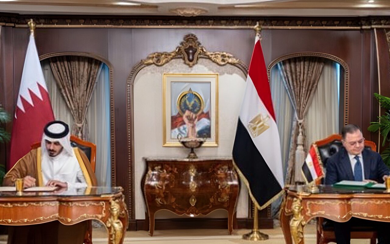 وزير الداخلية يوقع مذكرة تفاهم مع نظيره القطري في مجال مكافحة الجريمة وآليات تبادل المعلومات والخبرات