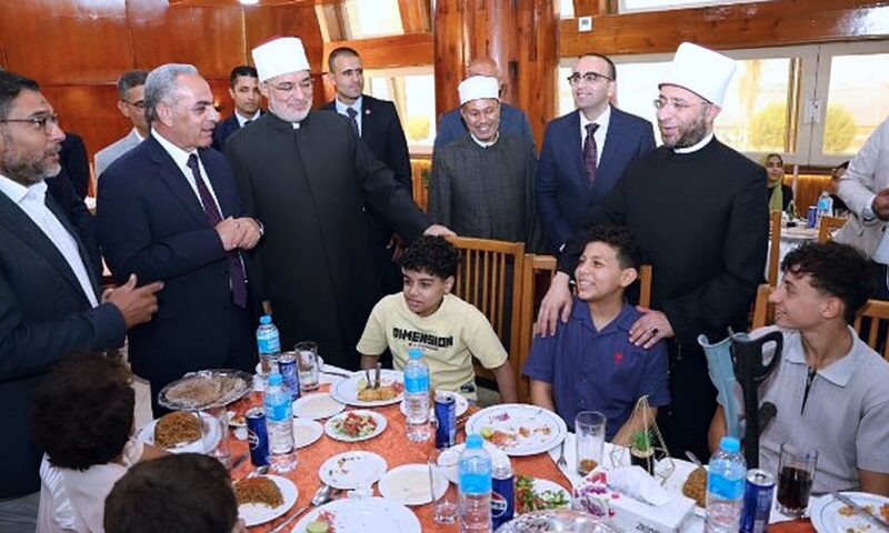 وزير الأوقاف ومفتي الجمهورية يزوران أطفال مستشفى 57357 بالإسماعيلية