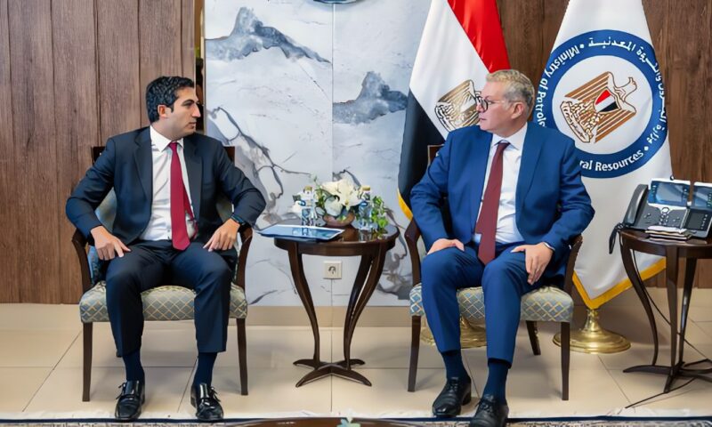 وزير البترول يبحث إقامة مجمع للأسمدة الفوسفاتية باستثمارات تتجاوز 5ر1 مليار دولار