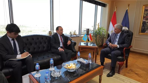 وزير السياحة وسفير كازاخستان بالقاهرة يبحثان تعزيز التعاون وزيادة الحركة الوافدة إلى مصر