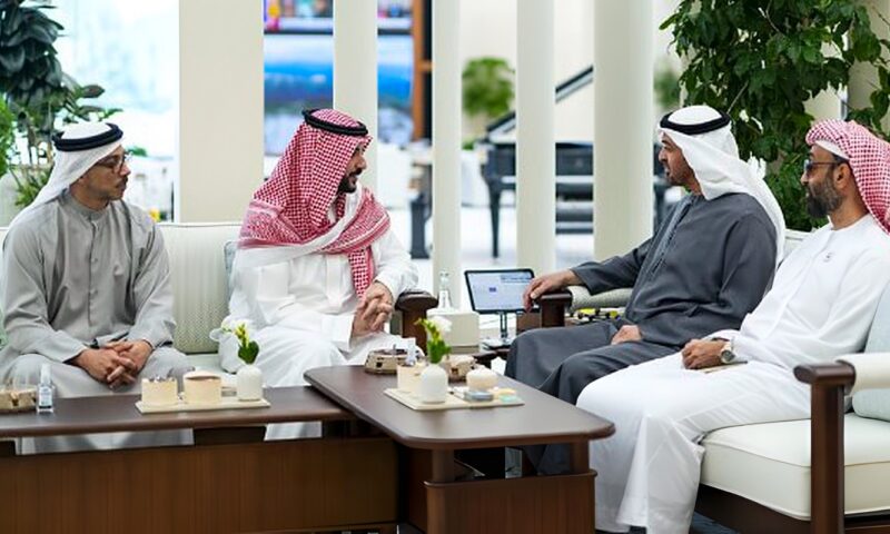 رئيس الإمارات يبحث مع وزير الدفاع السعودي تعزيز علاقات التعاون المشتركة