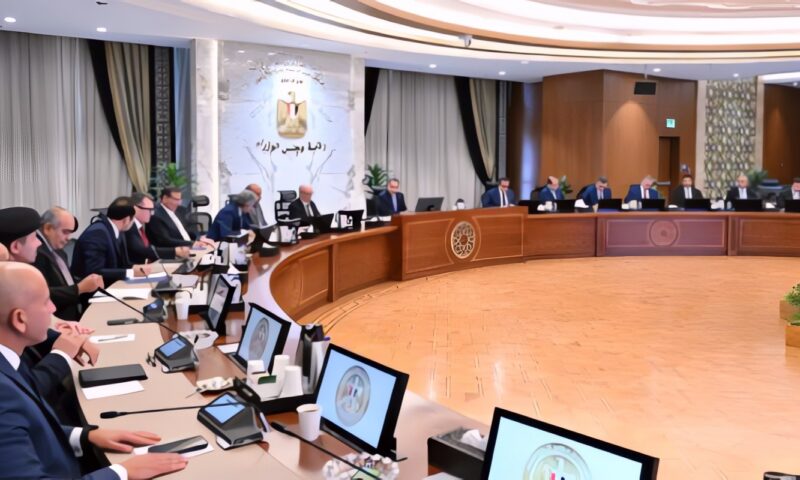 رئيس الوزراء يوجه بزيادة المخزون من السلع والوقود وتطبيق حوافز زيادة الصادرات