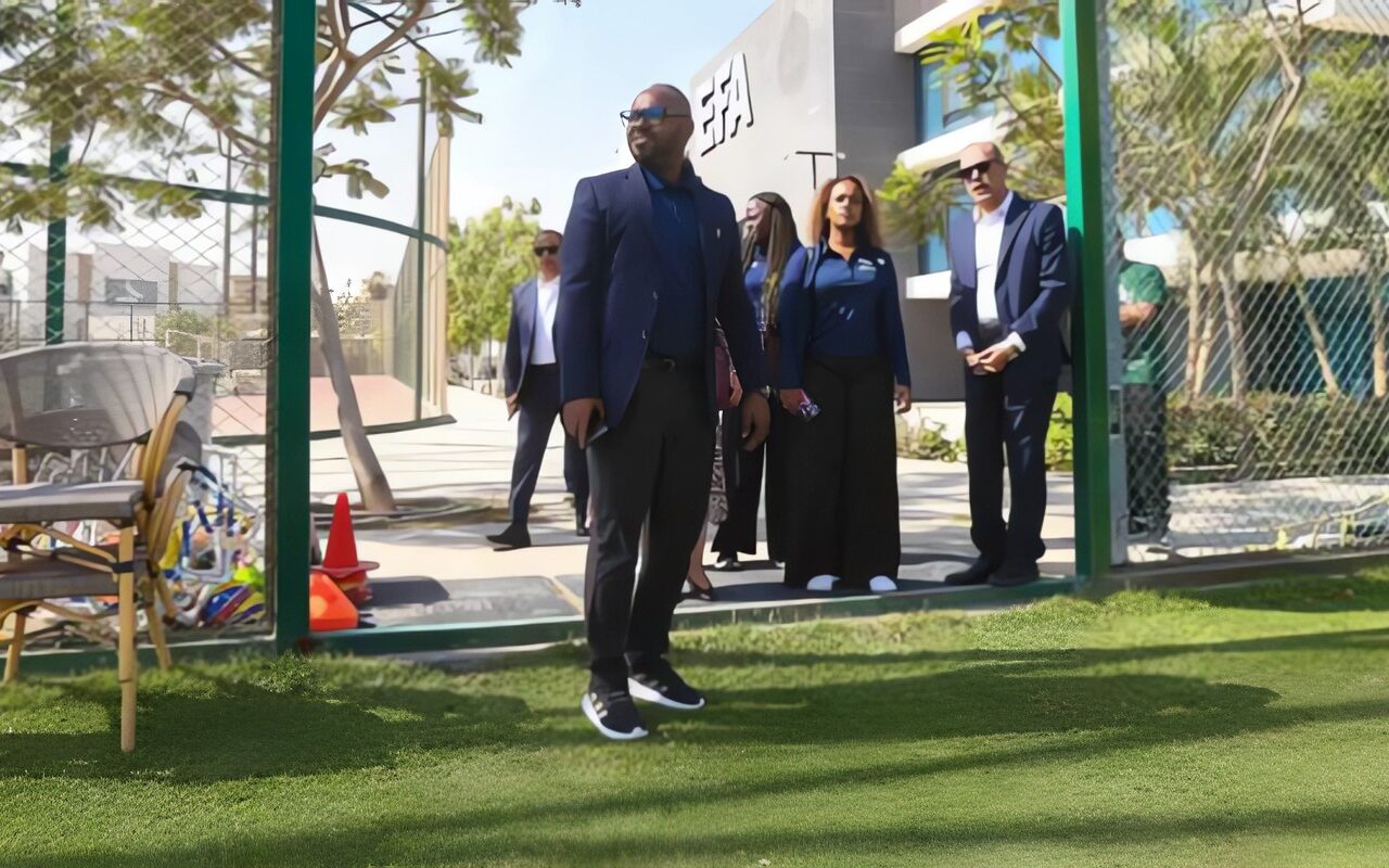 وفد الاتحاد الدولي يتفقد مركز المنتخبات الوطنية ويشيد بالمنشآت والملاعب