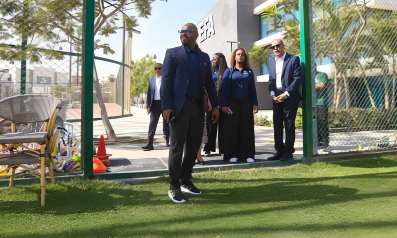 وفد الاتحاد الدولي يتفقد مركز المنتخبات الوطنية ويشيد بالمنشآت والملاعب