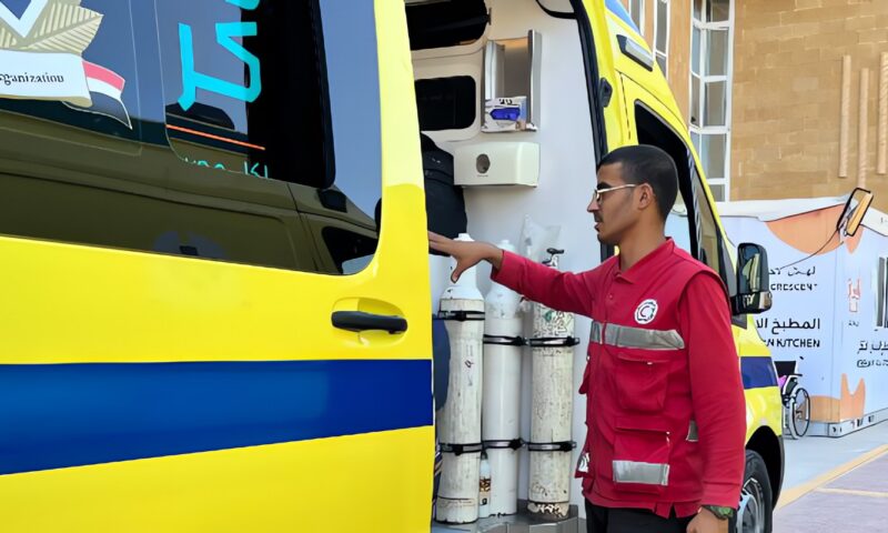 الهلال الأحمر المصري يستقبل الدفعة الـ93 من الجرحى والمرضى الفلسطينيين ويودع المتعافين