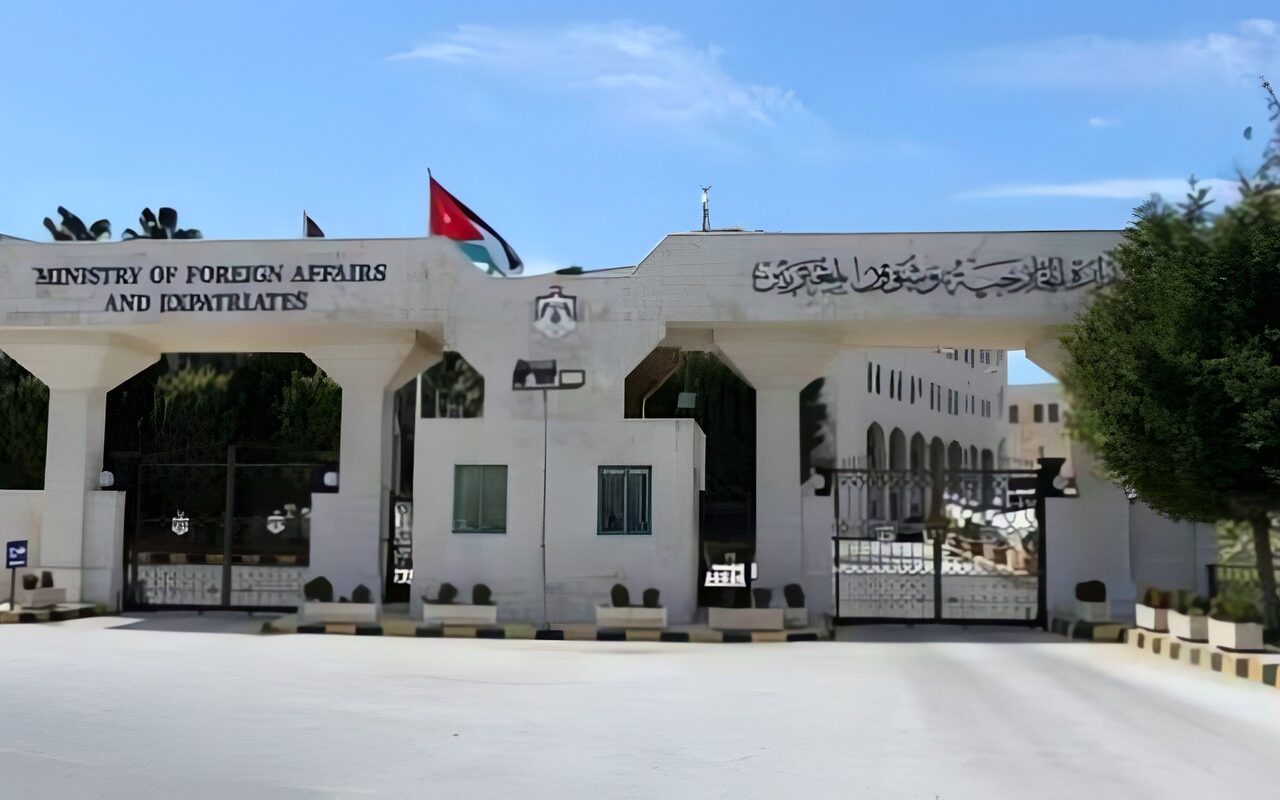 وزير الخارجية الأردني يتلقى اتصالات من نظرائه في مصر ودول عربية وأجنبية