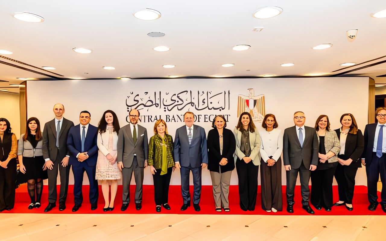 محافظ البنك المركزي ونائب رئيس بنك الاستثمار الأوروبي يبحثان تعزيز التعاون المشترك